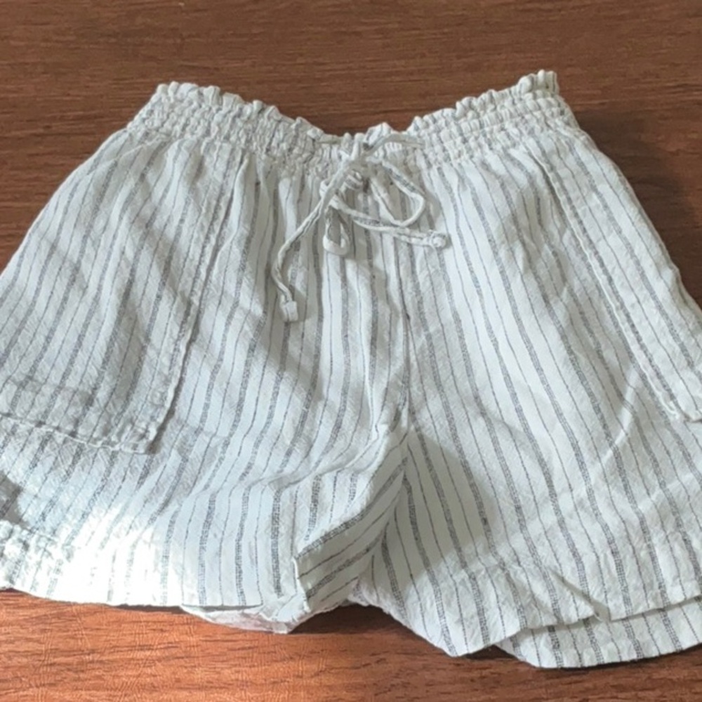Time and Tru White and Black Striped Pull On Shorts with Elastic Waist. Size XL